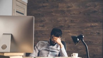 Tot mai mulți angajați suferă de burnout. Psiholog: „Este un semn că trebuie să ne prioritizăm pe noi și sănătatea noastră”