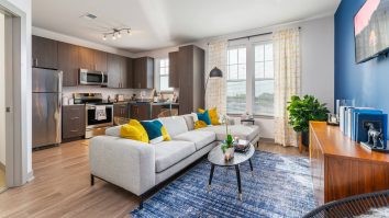 Verdele salvie este culoarea anului în materie de design. Ada Tache: „Ca să implementezi culoarea în casa ta, trebuie să rezonezi cu ea”