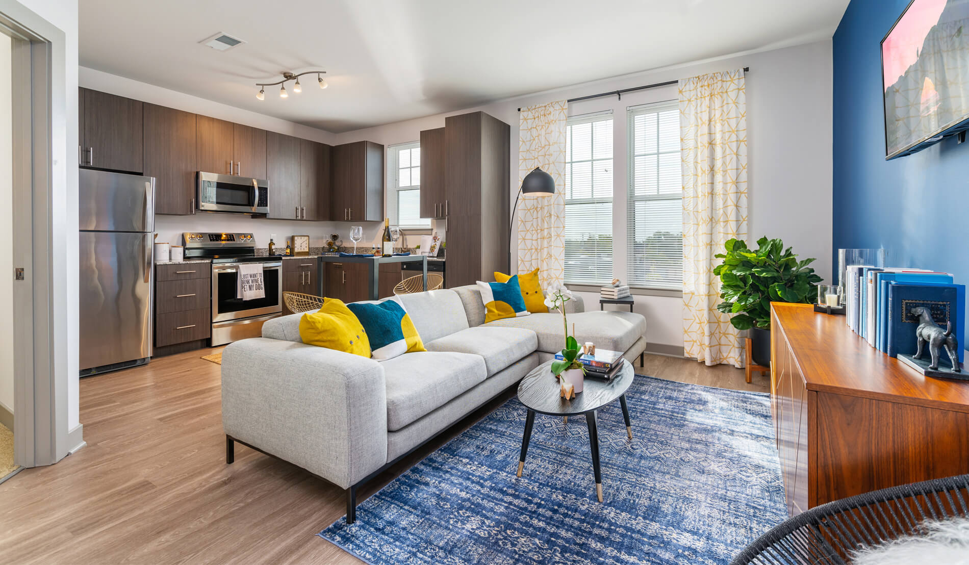 Verdele salvie este culoarea anului în materie de design. Ada Tache: „Ca să implementezi culoarea în casa ta, trebuie să rezonezi cu ea”