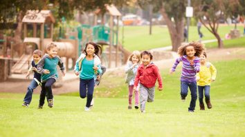 STUDIU. Copiii care stau cel puțin 15 minute pe zi afară au o vedere mai bună. Ce explicație au cercetătorii chinezi