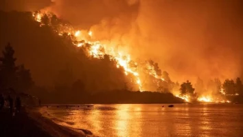 Grecia cere ajutorul Uniunii Europene în lupta împotriva incendiilor din apropierea Atenei / Italia, Franţa, Cehia şi România anunţă ajutoare
