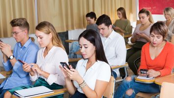 Deca nu te mai lasă să îți folosești telefonul mobil în clasă. Expert în educație: „Venim la școală pentru a învăța”