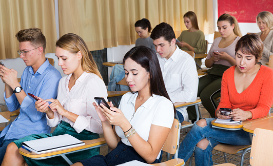 Deca nu te mai lasă să îți folosești telefonul mobil în clasă. Expert în educație: „Venim la școală pentru a învăța”