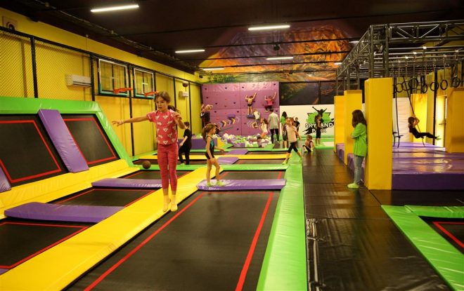 Unde îți duci copilul în această minivacanță de Sf. Maria? La Jumping House în Cluj găsești un centru de distracție dedicat celor mici