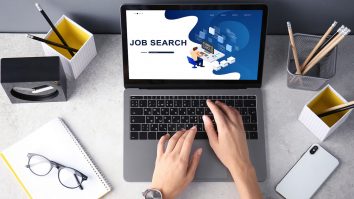 România e codașă la rata de angajare a tinerilor absolvenți. Expert: „Tranziția de la liceu la job e tratată greșit în România”