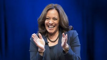 Cum a ajuns râsul Kamalei Harris să fie o armă secretă în campania sa? La un miting recent, Trump a numit-o nebună