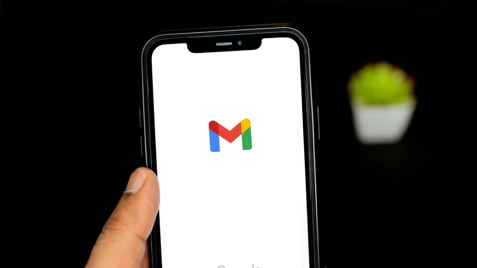 Surpriză nouă de la Google. Compania lansează noi funcții A.I. pentru optimizarea e-mailurilor