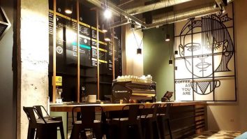 La Meron, o cafenea din Cluj, poți îmbina cafeaua cu arta. Crina Ciocian: „O dată la cinci săptămâni aducem un artist nou și o nouă expoziție”