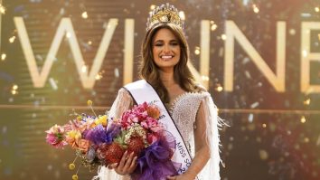VIDEO. Mia le Roux devine prima concurentă surdă care a fost încoronată Miss Africa de Sud