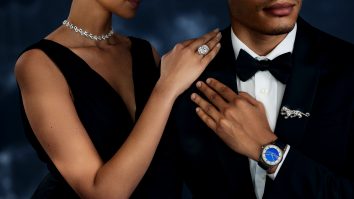 Ce simboluri asociezi cu statutul? Topul celor mai ciudate simboluri, de la câini de 150.000 de dolari la roșii de 10 dolari