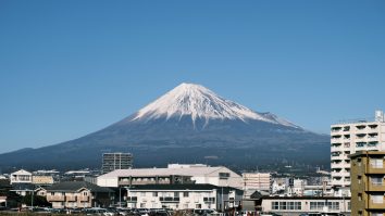 O prelată care bloca o privelişte populară spre muntele Fuji a fost retrasă după ce a reuşit să descurajeze turiştii indisciplinaţi