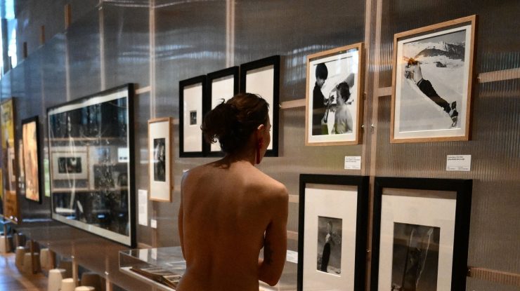 Un muzeu din Franța le permite vizitatorilor să vină dezbrăcați la o expoziție dedicată istoriei nudismului