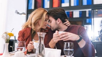 Studiile arată că bărbații mai tineri preferă să se întâlnească cu femei mai în vârstă. Ce îi motivează