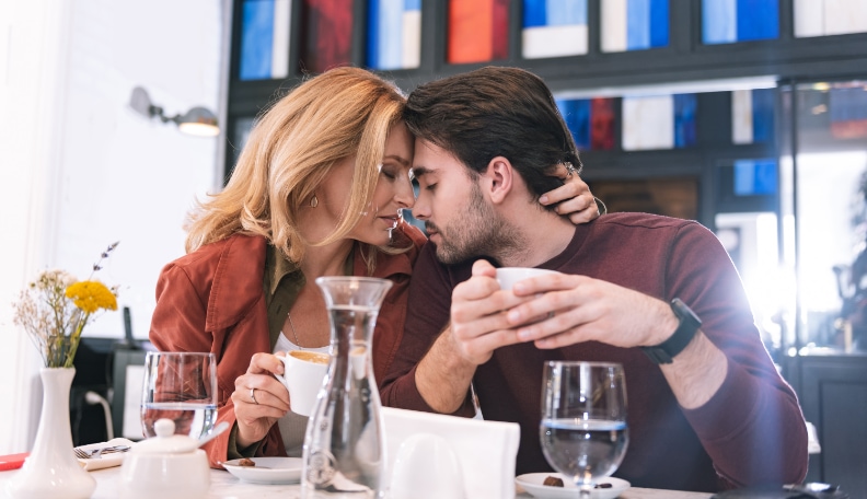 Studiile arată că bărbații mai tineri preferă să se întâlnească cu femei mai în vârstă. Ce îi motivează