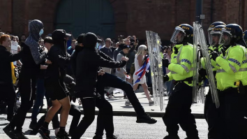 FOTO. Zeci de persoane au fost arestate în Marea Britanie. Protestele au degenerat în violenţe / Keir Starmer condamnă atacul asupra unui hotel