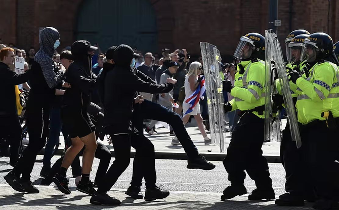 FOTO. Zeci de persoane au fost arestate în Marea Britanie. Protestele au degenerat în violenţe / Keir Starmer condamnă atacul asupra unui hotel