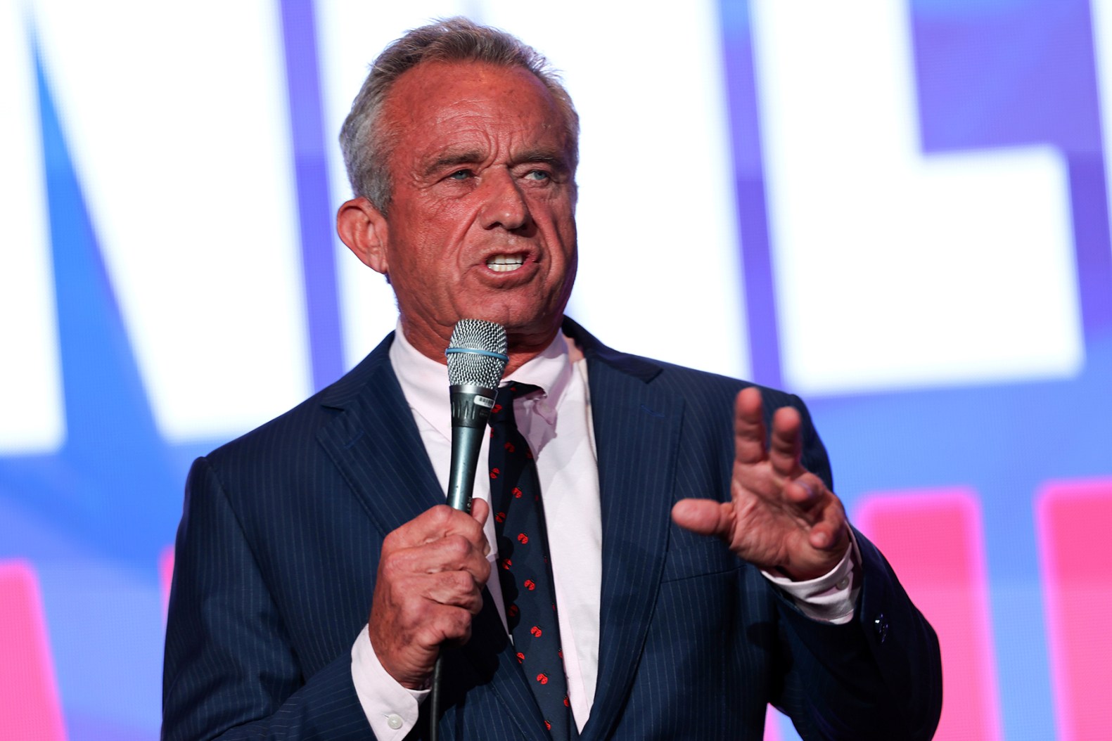 Robert F. Kennedy Jr. se retrage din cursa prezidențială. Anunțul alimentează speculațiile privind susținerea lui Trump