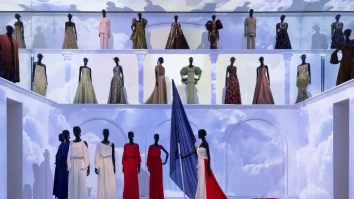 Ținutele Dior purtate de Celine Dion și Lady Gaga la Ceremonia de Deschidere a JO sunt expuse la Muzeul Dior din Paris