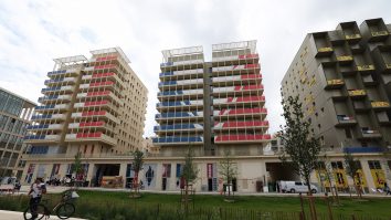 Sportivii spun că Satul olimpic este prea cald, prea vegan și plin de furturi. Ei se plâng de băi comune și lipsa aerului condiționat 