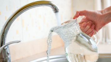 STUDIU. Oamenii nu mai beau apă de la robinet. Ce au descoperit cercetătorii despre calitatea apei