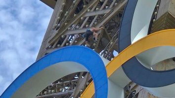 Turnul Eiffel a fost evacuat cu câteva ore înainte de ceremonia de închidere a Jocurilor Olimpice. Un bărbat a escaladat monumentul
