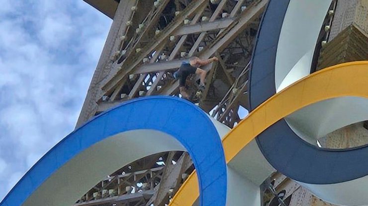 Turnul Eiffel a fost evacuat cu câteva ore înainte de ceremonia de închidere a Jocurilor Olimpice. Un bărbat a escaladat monumentul