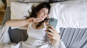 TikTok influențează somnul utilizatorilor. 55% dintre tineri au încercat trenduri precum „bed rotting”