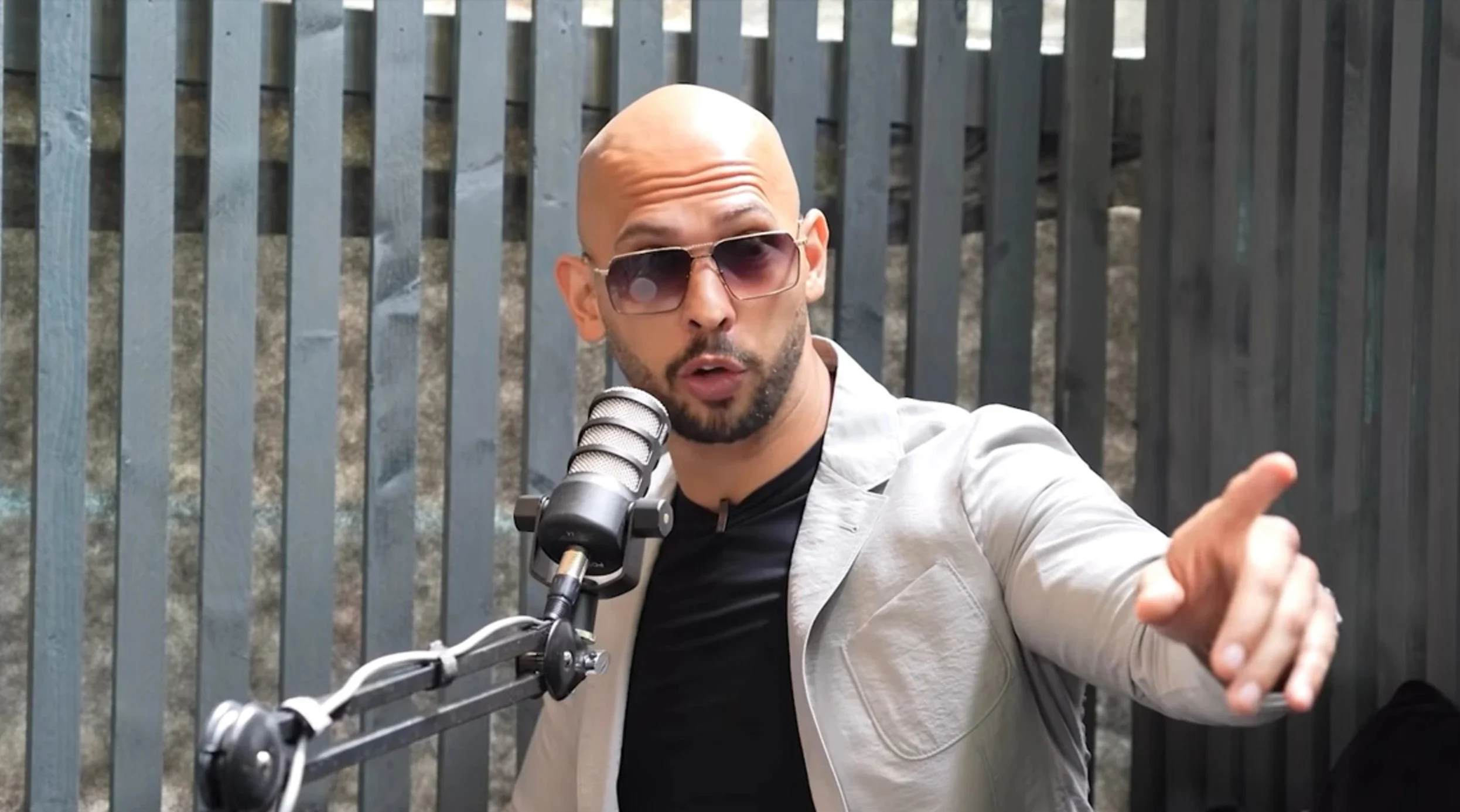 Poliția face noi percheziții la locuințele fraților Tate. Ce acuzații le sunt aduse