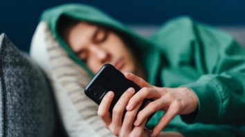 STUDIU. Adolescenții care au o relație problematică cu telefoanele lor sunt mai predispuși să sufere de anxietate și depresie