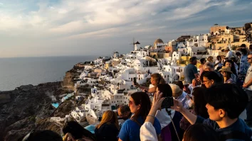 Turismul nu mai este văzut ca o activitate cool, din cauza aglomerației. Cum sunt ruinate multe destinații de numărul mare de turiști