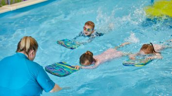 Primăria din Sibiu oferă ore de înot gratuite pentru peste 6.000 de elevi. Ce condiții trebuie să îndeplinească copilul tău