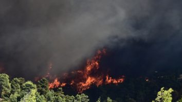 Au loc evacuări de urgență în Varnavas. Incendiile masive amenință locutorii din nordul Atenei