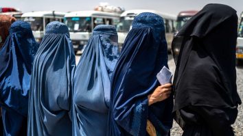 O nouă lege talibană interzice femeilor să vorbească în public. ONU condamnă decizia