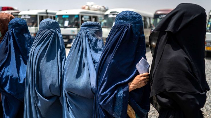 O nouă lege talibană interzice femeilor să vorbească în public. ONU condamnă decizia