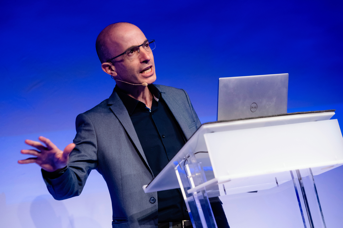 The Guardian: Inteligența Artificială ucide democrația. Ce spune Yuval Harari despre puterea A.I.