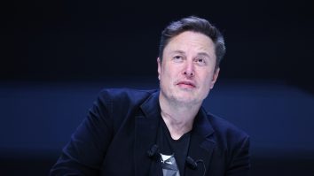 Cards Against Humanity dă în judecată SpaceX. Musk ar fi folosit 6 luni un teren al companiei