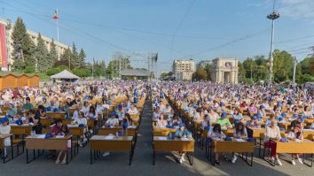 Moldova a sărbătorit Ziua Limbii Române cu Marea Dictare Națională. Maia Sandu și Iohannis au fost prezenți