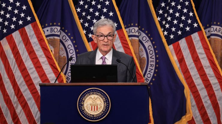 Fed reduce masiv dobânzile pentru a sprijini economia și piața muncii în SUA