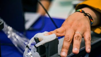 Cercetătorii de la Universitatea College London au creat un device revoluționar care simulează atingerea umană