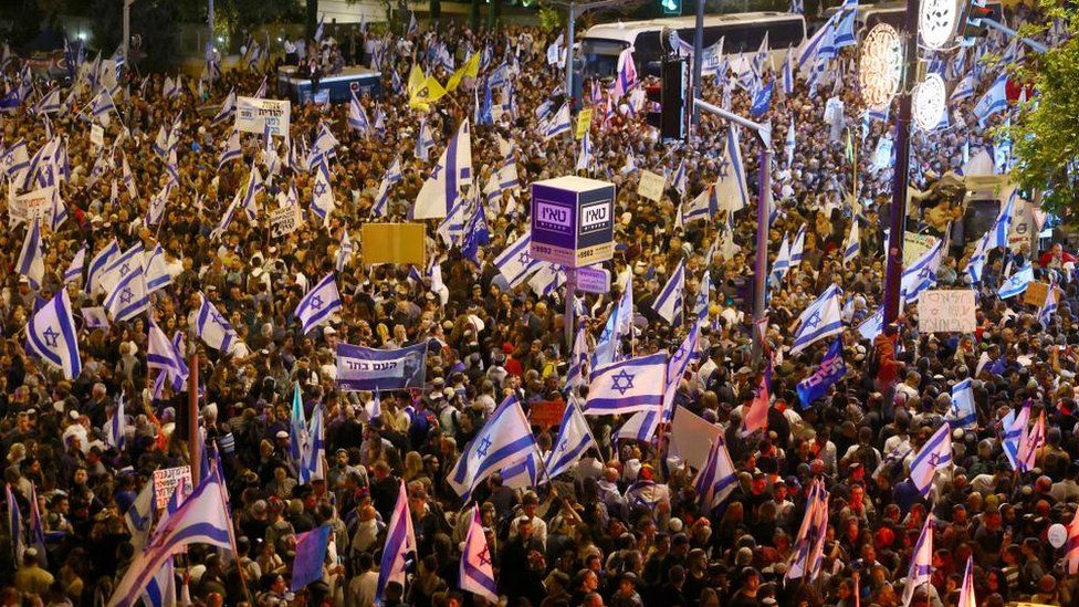 Sute de mii de israelieni au ieșit în stradă pentru a cere eliberarea ostaticilor. De ce nu acceptă Netanyahu acordul de încetare a focului