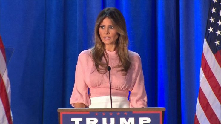 Melania Trump își apără cariera de model nud în ultimul videoclip de promovare a cărții sale. Fosta primă doamnă descrie pozele ca o „celebrare a formei umane”