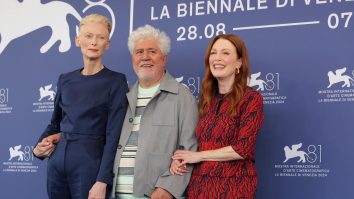 Pedro Almodóvar spune că eutanasia trebuie să fie disponibilă peste tot. „The Room Next Door”, despre acest subiect, primește o ovație de 17 minute