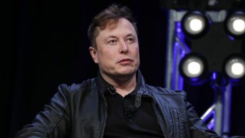 Elon Musk este dat în judecată pentru loteria de 1 milion de dolari destinată alegătorilor lui Trump