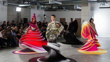 London Fashion Week celebrează 40 de ani de la lansare printr-o ediție specială. Ce ținute au pregătit celebrele case de modă