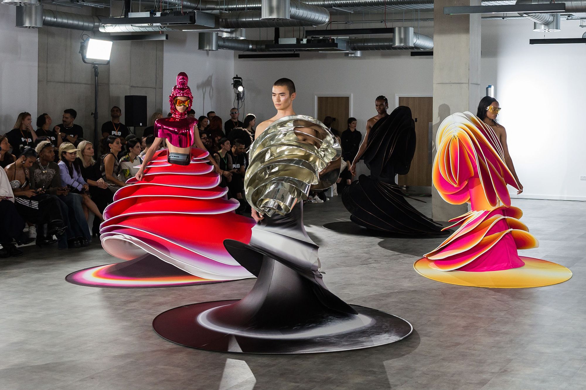 London Fashion Week celebrează 40 de ani de la lansare printr-o ediție specială. Ce ținute au pregătit celebrele case de modă