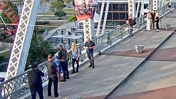 Jon Bon Jovi a fost filmat în timp ce ajuta o femeie „tulburată” să coboare de pe marginea unui pod din Nashville