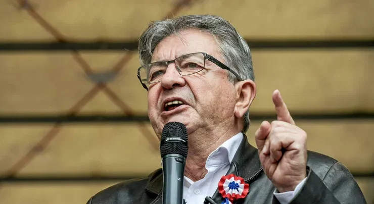 Jean-Luc Melenchon inițiază procedura de destituire a lui Macron, dar se confruntă cu ezitări din partea socialiștilor
