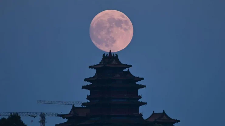 FOTO. SuperLuna a dominat cerul marți seara. Fenomenul a coincis cu o eclipsă parțială de lună