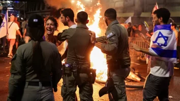 Zeci de mii de persoane s-au adunat în Israel pentru a cere un acord privind eliberarea ostaticilor. Protestatarii îl acuză pe Netanyahu