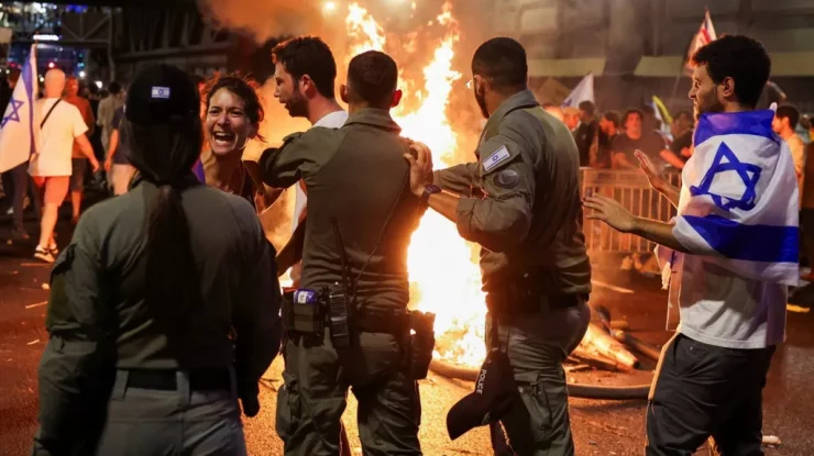 Zeci de mii de persoane s-au adunat în Israel pentru a cere un acord privind eliberarea ostaticilor. Protestatarii îl acuză pe Netanyahu